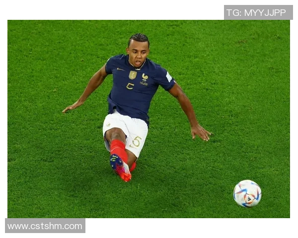 帅气足球后卫球星在赛场上的英勇表现与迷人风采展现