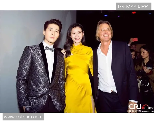 朴彩英与足球球星亲密合影瞬间 展现跨界友谊与魅力风采