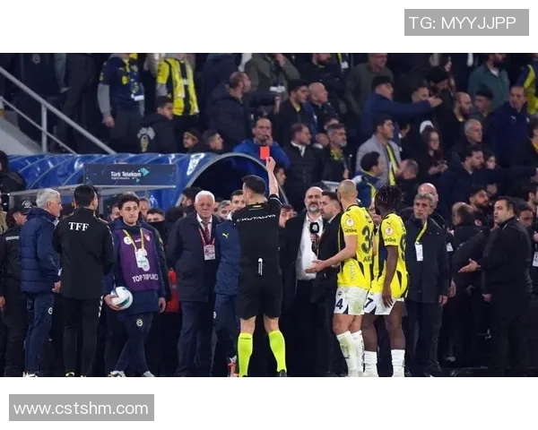 球星因争议判罚爆发激烈冲突 足球场上演惊心动魄的对决